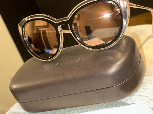 Une paire lunettes femmes - de,