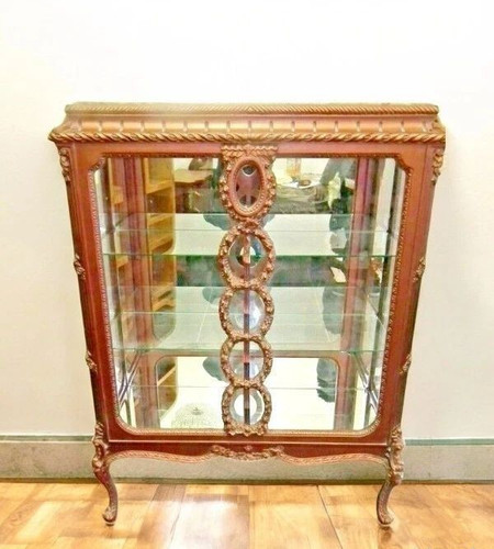 Une vitrine louis - xv, à