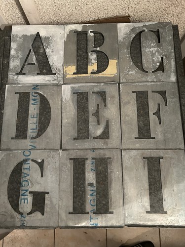 Anciens pochoirs zinc alphabet - pochoirs,