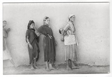 photo Morocco 3 curious women Morocco 1950 Africa movement