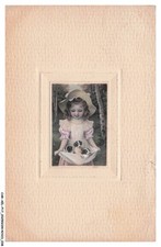 CAR-AELP17-0941-CHIEN - Fillette qui porte des chiots