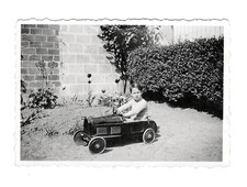 C160 Voiture à pédales. Enfant, jardin. France 1950. Photo argentique