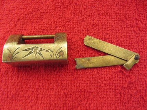 Ancien petit cadenas laiton