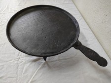 Ancienne  Galetière, Crêpière en fonte sur pieds Accessoire de Cheminée