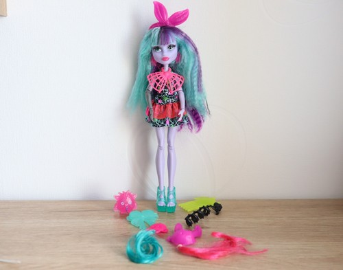 Monster high twyla electrified