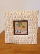 Petit tableau peinture bord de mer et palmiers cadre en rotin fait main à poser