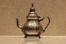 Théière marocaine servant fait main en plaqué argent artisanat gravé