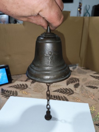 Rare cloche porte à - de,