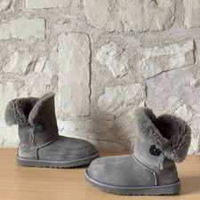 UGG Bailey Button S/N 5803
