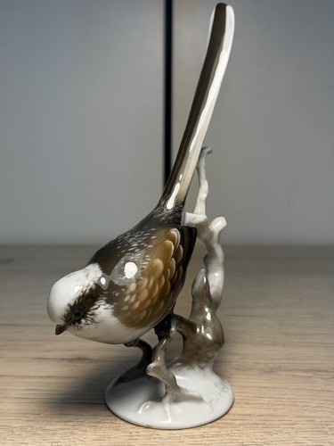 Figurine oiseau sur - branche, en