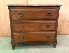 Commode style Louis XV trois rangs de tiroirs .  XX siècle .