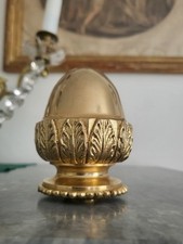 Fin de Lustre Pomme de Pin Massive Dorée à décor de Palmettes et de Perles XXe