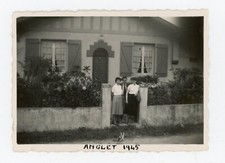 PHOTO snapshot 1945, ANGLE house cat cat kitten man & women