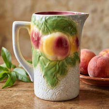 Pichet ancien en barbotine