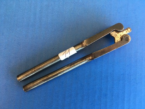 Old tool outil - ),