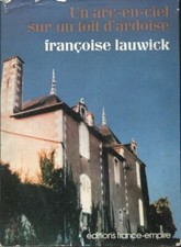 Un arc-en-ciel sur un toit