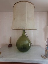 Lampe avec dame Jeanne vintage en socle et abat jour imitation peau. Haut 74 cm 