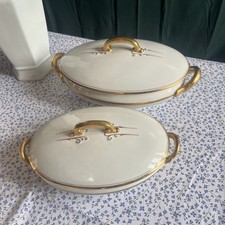 Une soupière et un légumier