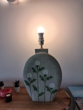 Pied de lampe fleuri orné de