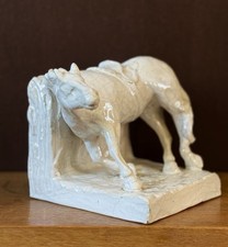 Cheval  appuyé céramique