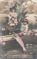 CP 1ER AVRIL PETITE FILLE ELEGANTE ET GARCON DANS BARQUE PECHE POISSON - 43646