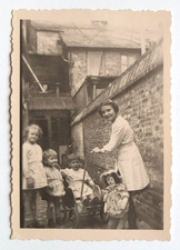 Fratrie enfants poupée