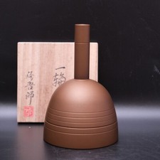 Vase japonais en bronze signé