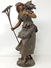 La Fameuse D'AUGUSTE MOREAU gold medal statue represented a peasant woman