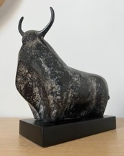 Sculpture de taureau en bronze
