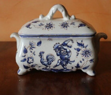 joli pot couvert en faience de MOUSTIERS décor de poule & grotesque tambourin