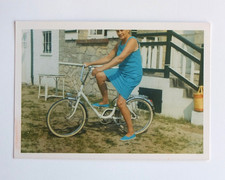 Femme vélo robe bleue - Photo vintage snapshot, la Houle, 1970