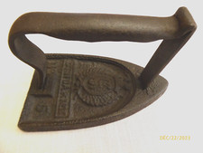 Vieux fer à repasser en fonte