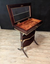 Table vitrine de style Louis XVI en acajou et laiton doré