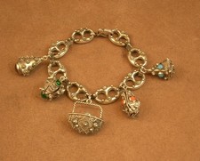 Beau bracelet a breloques