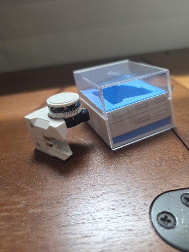 Genuine button hole - button,