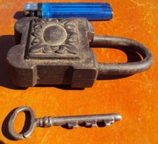 Ancien cadenas en fonte 19