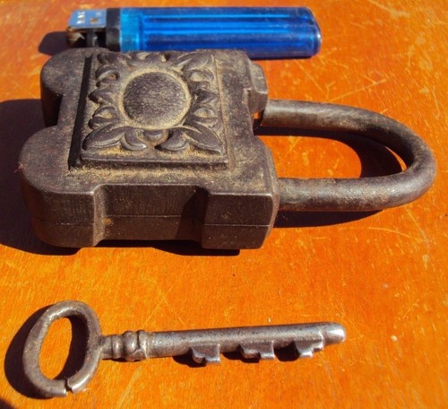 Ancien cadenas fonte - ancien,