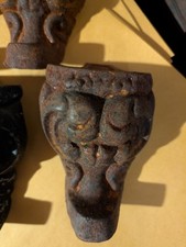 Ensemble de quatre pieds en fonte antique pour poêle