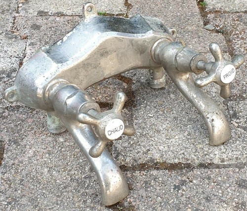 Robinetterie robinet ancien - /,