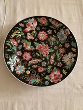 Assiette mille fleurs, Chine, famille noire, peinte à la main, signée..