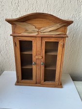 Armoire miniature en bois à