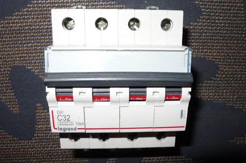 Disjoncteur tetrapolaire 4pole - disjoncteur,