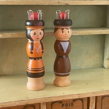 LOT 2 PAINTED WOODEN KNITTING - INDIAN COUPLE AND TRAPPER - 11.3CM