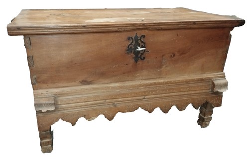 Ancien coffre avec pieds - coffre.,
