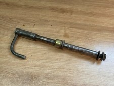 UN AXE DE ROUE AVANT MOTO