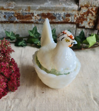 ANCIENNE POULE DANS SON PANIER