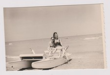 photo ancienne 🎞️ femme et enfant plage pédalo années 1950 argentique