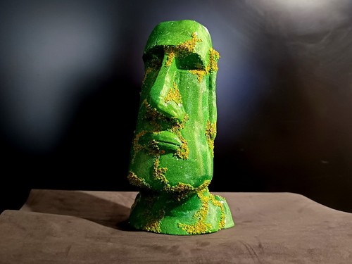 Green moaï sculpture - green,