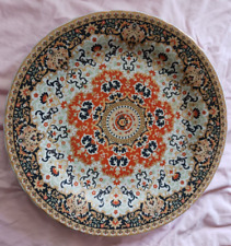 Grand plat à offrande en faïence décor Renaissance, arabesques Kadirelli