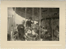 PHOTO ANCIENNE - VINTAGE SNAPSHOT -MANÈGE FÊTE FORAINE -  1958